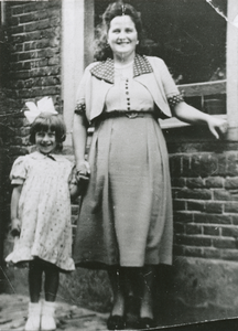 876085 Portret van Rietje Gijssen en haar moeder Cornelia ('Corrie') Gijssen-van Ginkel; zij is in 1944 getrouwd met ...